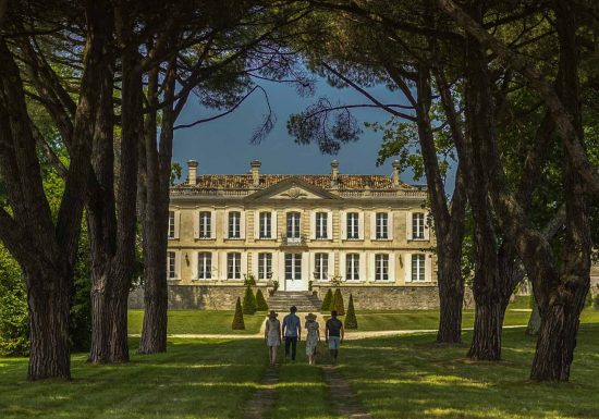 famille devant le Château de la Dauphine