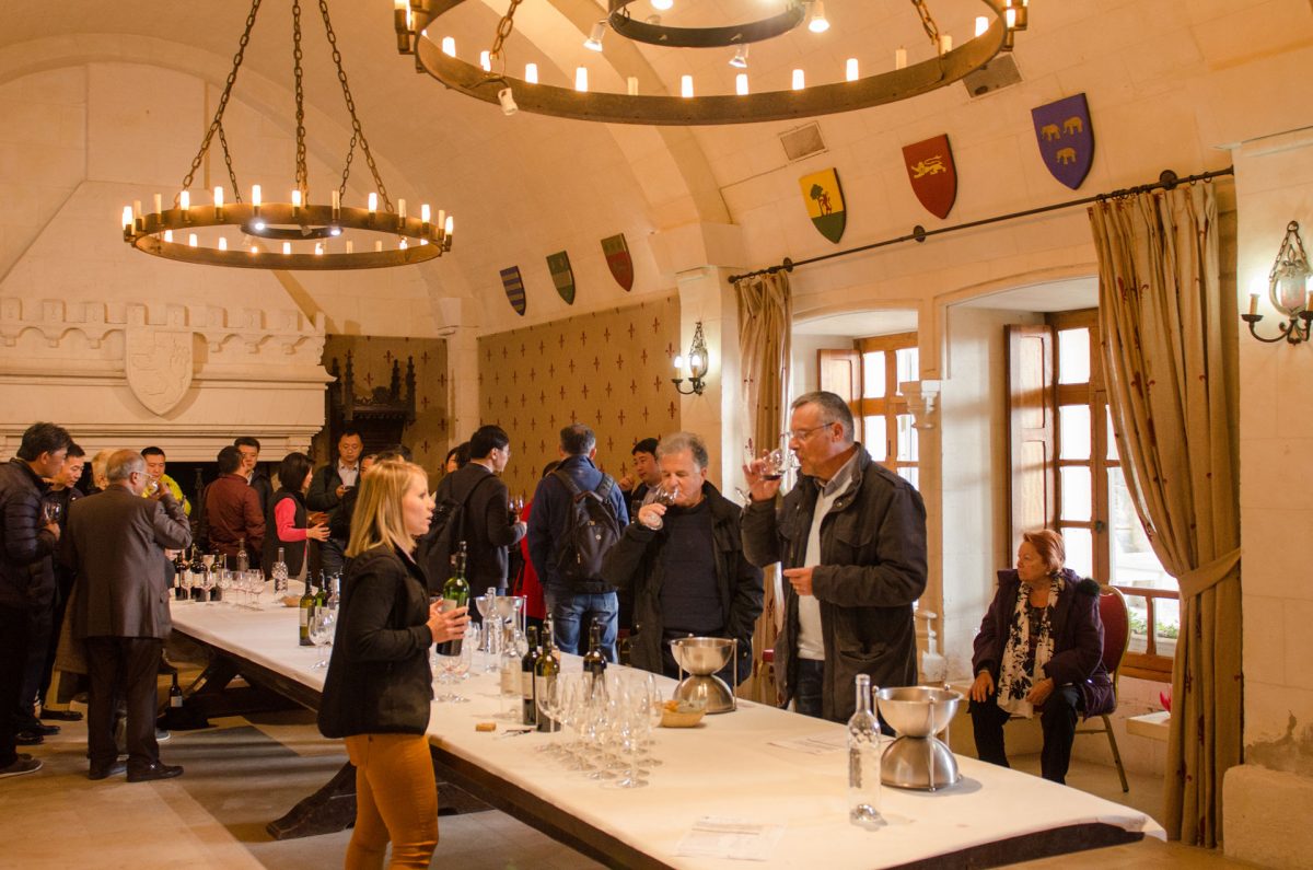 Dégustation dans la salle d'arme du Château de la Rivière