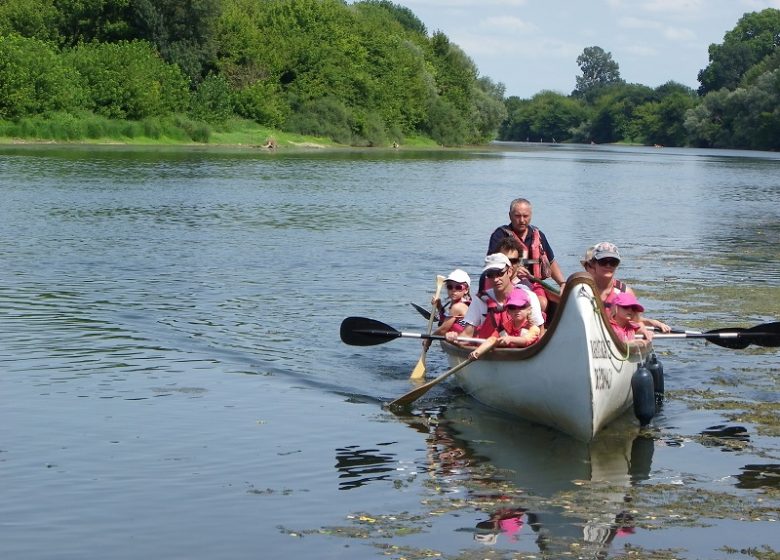 Paseo por el agua en una canoa Rabaska