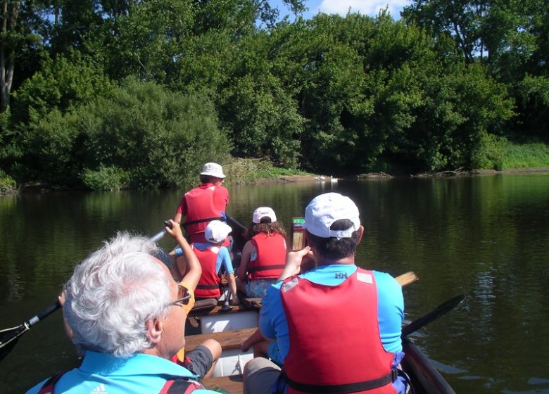 Paseo por el agua en una canoa Rabaska