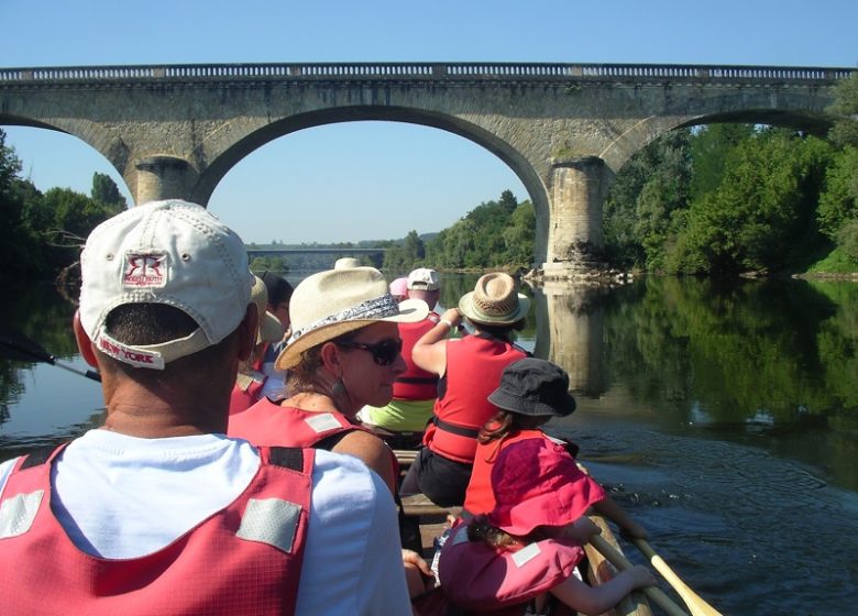 Paseo por el agua en una canoa Rabaska