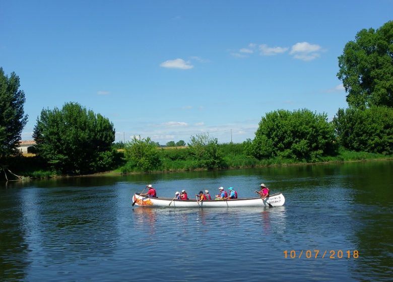 Percorri l'acqua in una canoa Rabaska