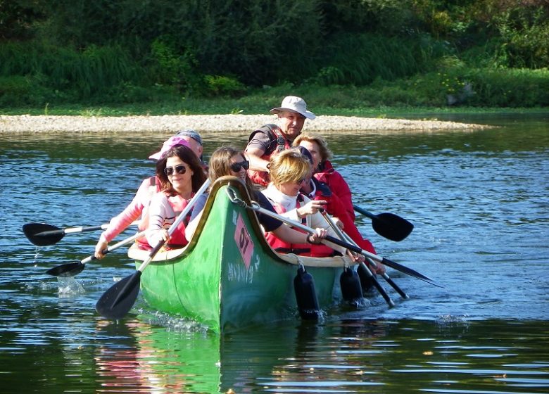 Rijd langs het water in een Rabaska-kano