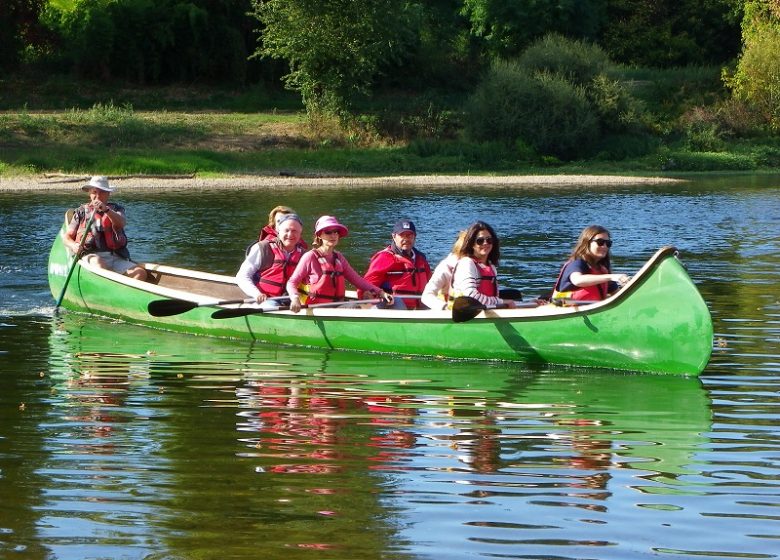 Paseo por el agua en una canoa Rabaska