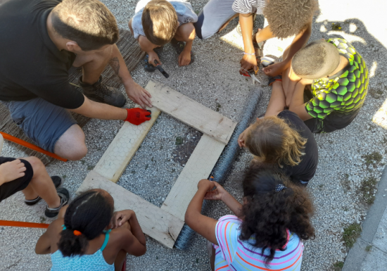 Atelier des p&rsquo;tits curieux « Fabrique une cabane à hérisson »